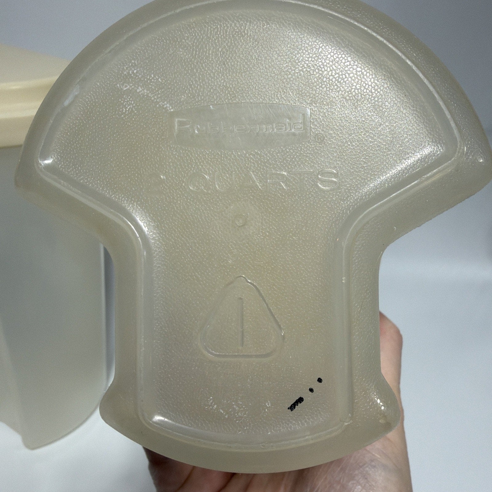 Set 2 Vintage Rubbermaid 0038 Servin Saver 2 Quart Pitcher Flip Top Lid Almond