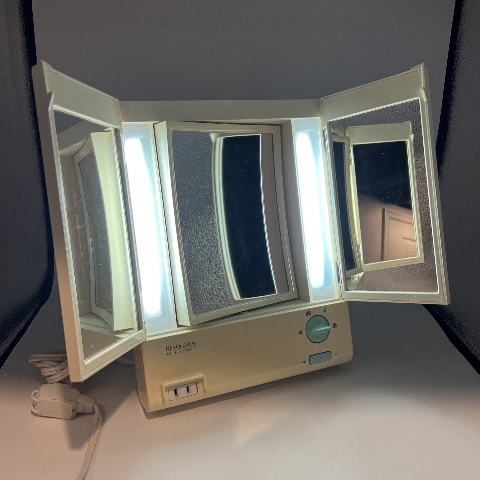 Vintage REMINGTON True to Light Make Up Mirror Magnifying Outlet Model LM-8