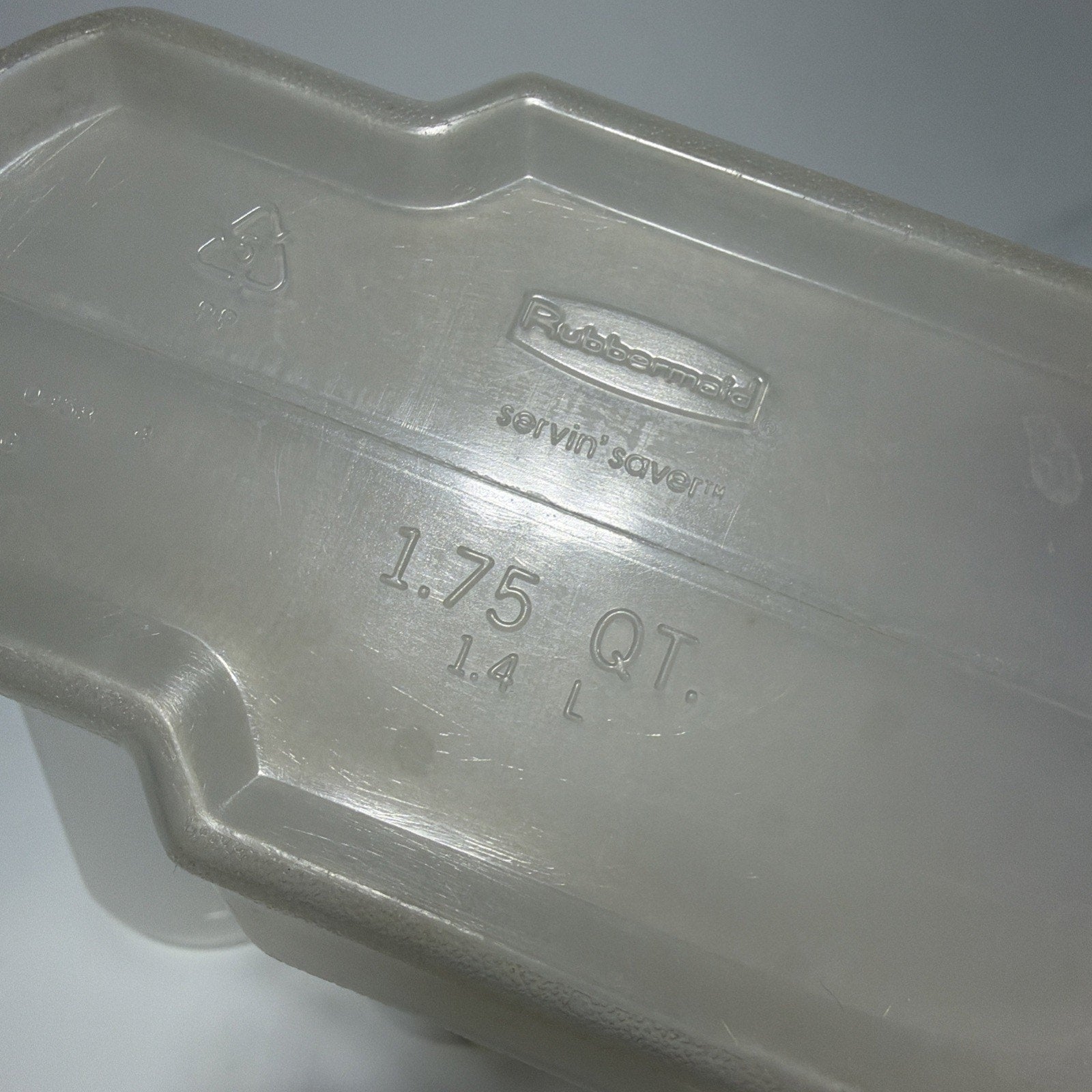 2 Vtg Rubbermaid Servin Saver 1.75 Qt. Drink Container Jug Almond Flip Lid 0458