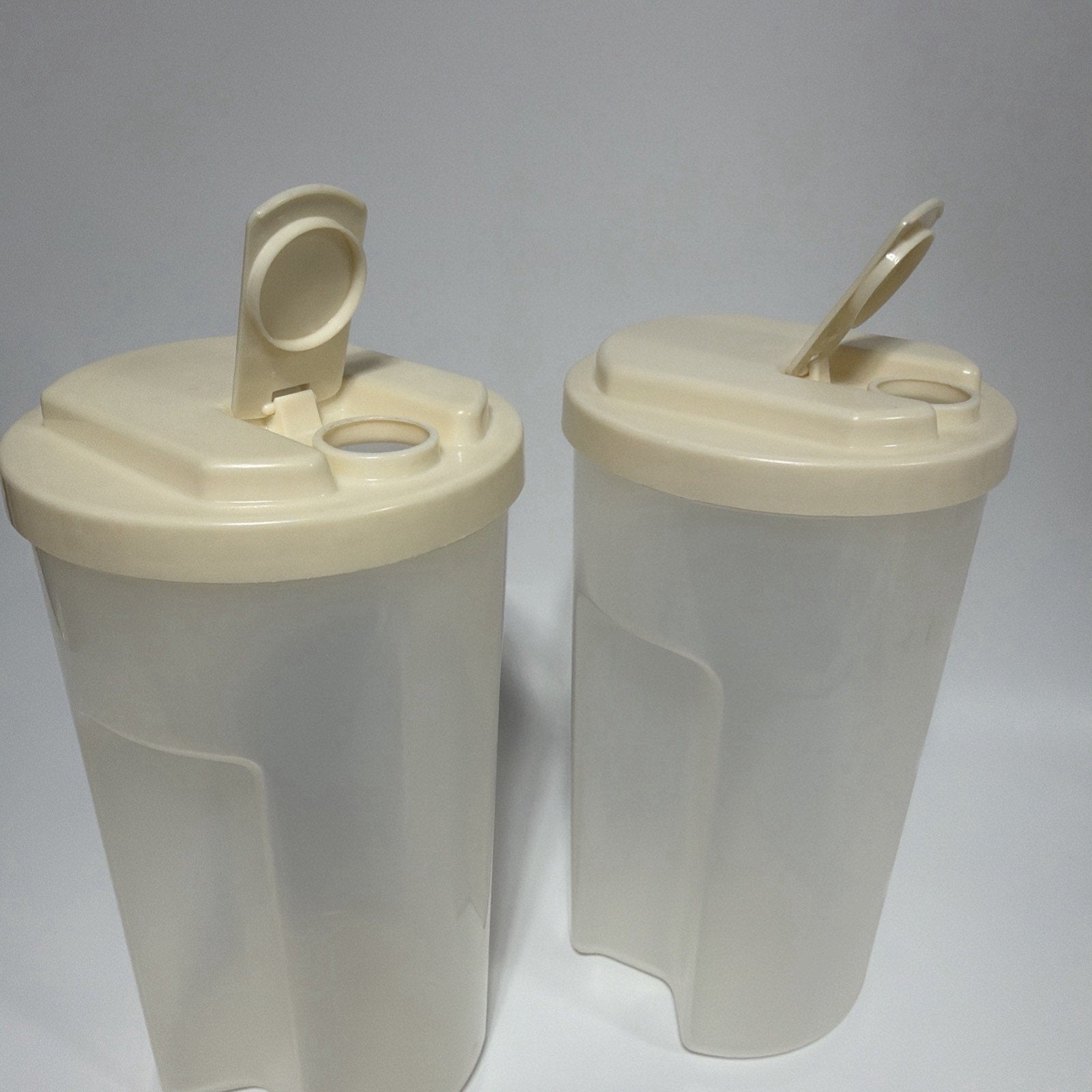 Set 2 Vintage Rubbermaid 0038 Servin Saver 2 Quart Pitcher Flip Top Lid Almond