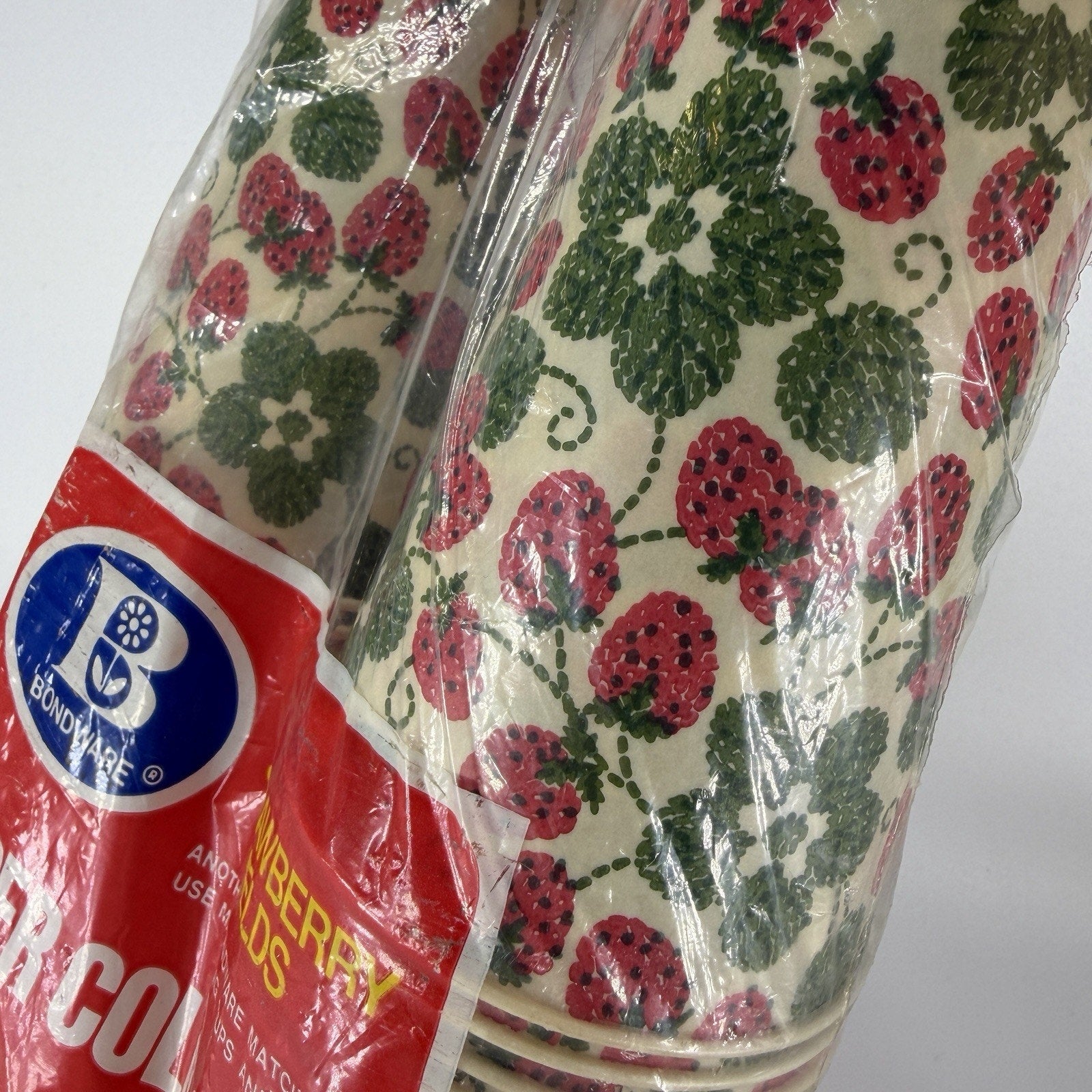 50 Count Vintage Bondware Strawberry Fields Wax Paper Cold Party Cups 14 oz NEW
