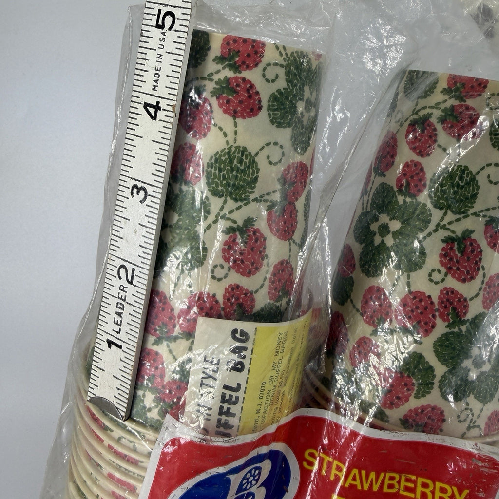 50 Count Vintage Bondware Strawberry Fields Wax Paper Cold Party Cups 14 oz NEW
