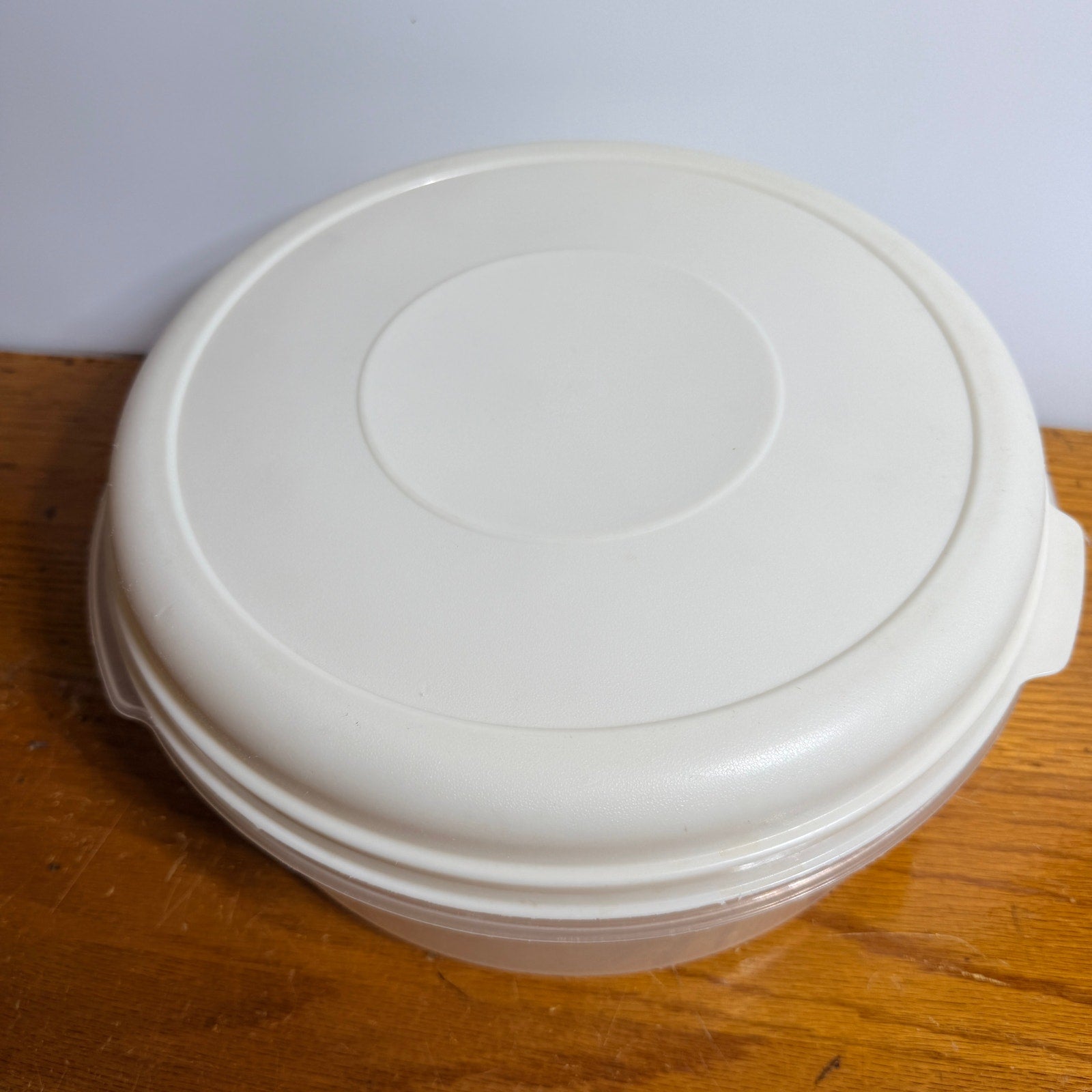 Rubbermaid Servin' Saver #5 Large Round Storage Container 22 Cup Almond Lid