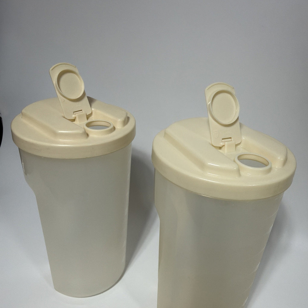 Set 2 Vintage Rubbermaid 0038 Servin Saver 2 Quart Pitcher Flip Top Lid Almond