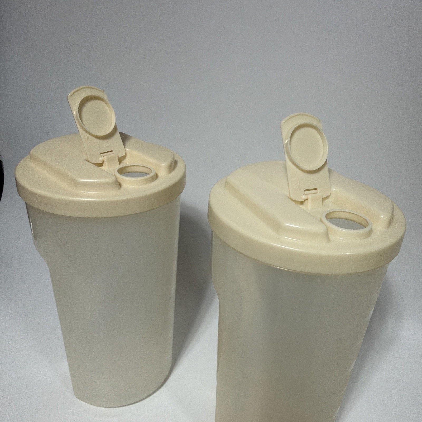 Set 2 Vintage Rubbermaid 0038 Servin Saver 2 Quart Pitcher Flip Top Lid Almond