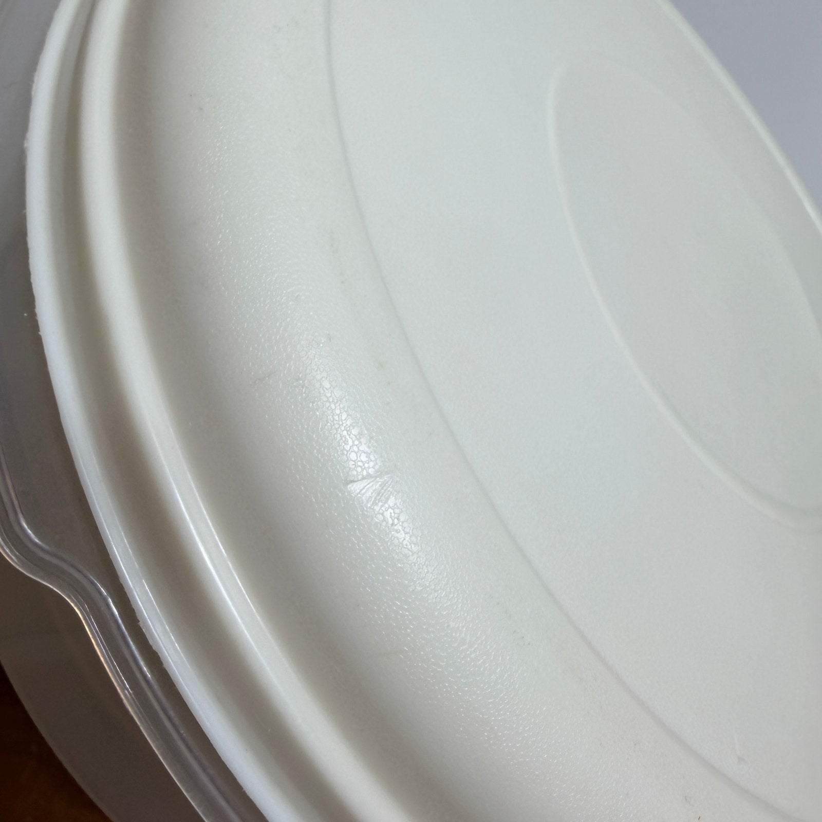Rubbermaid Servin' Saver #5 Large Round Storage Container 22 Cup Almond Lid