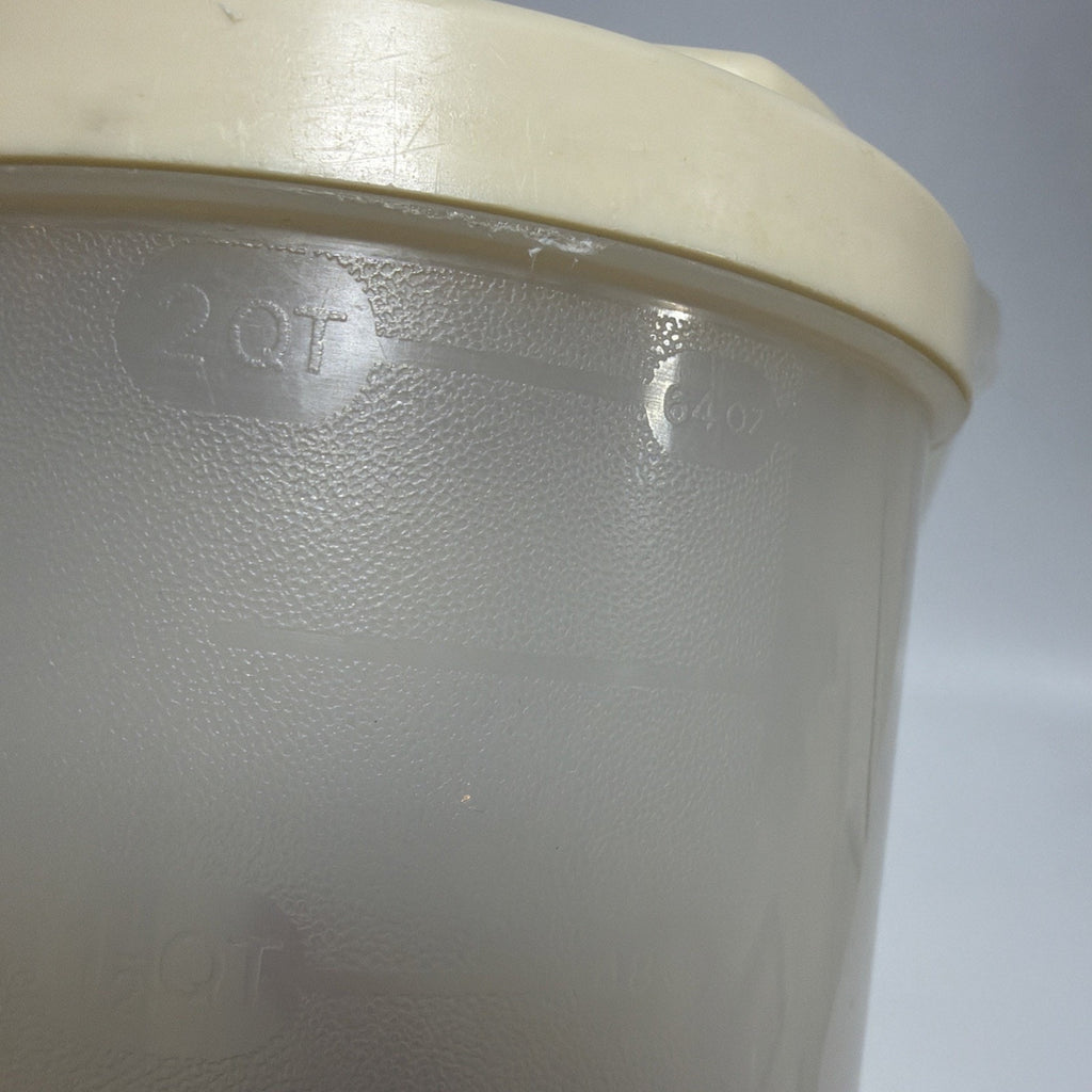 Set 2 Vintage Rubbermaid 0038 Servin Saver 2 Quart Pitcher Flip Top Lid Almond
