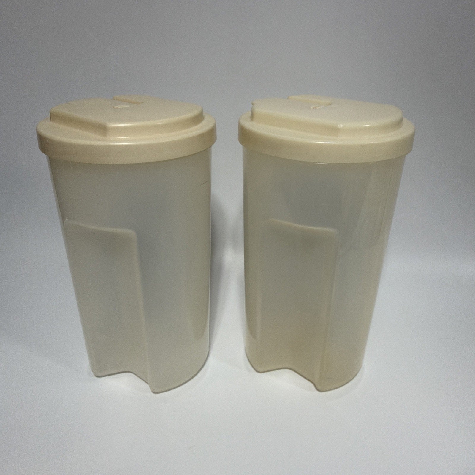Set 2 Vintage Rubbermaid 0038 Servin Saver 2 Quart Pitcher Flip Top Lid Almond