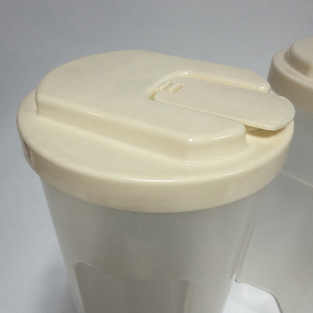 Set 2 Vintage Rubbermaid 0038 Servin Saver 2 Quart Pitcher Flip Top Lid Almond