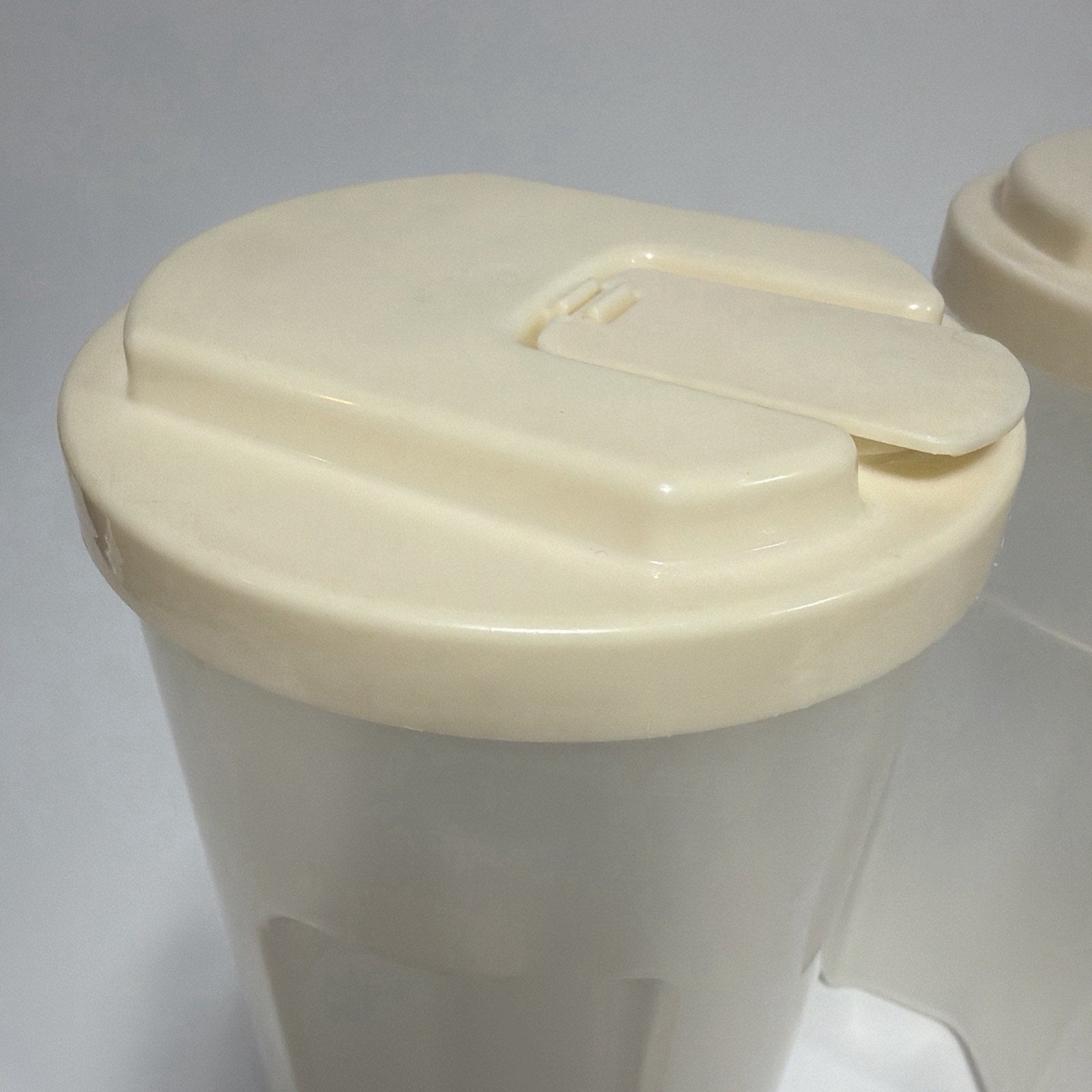 Set 2 Vintage Rubbermaid 0038 Servin Saver 2 Quart Pitcher Flip Top Lid Almond
