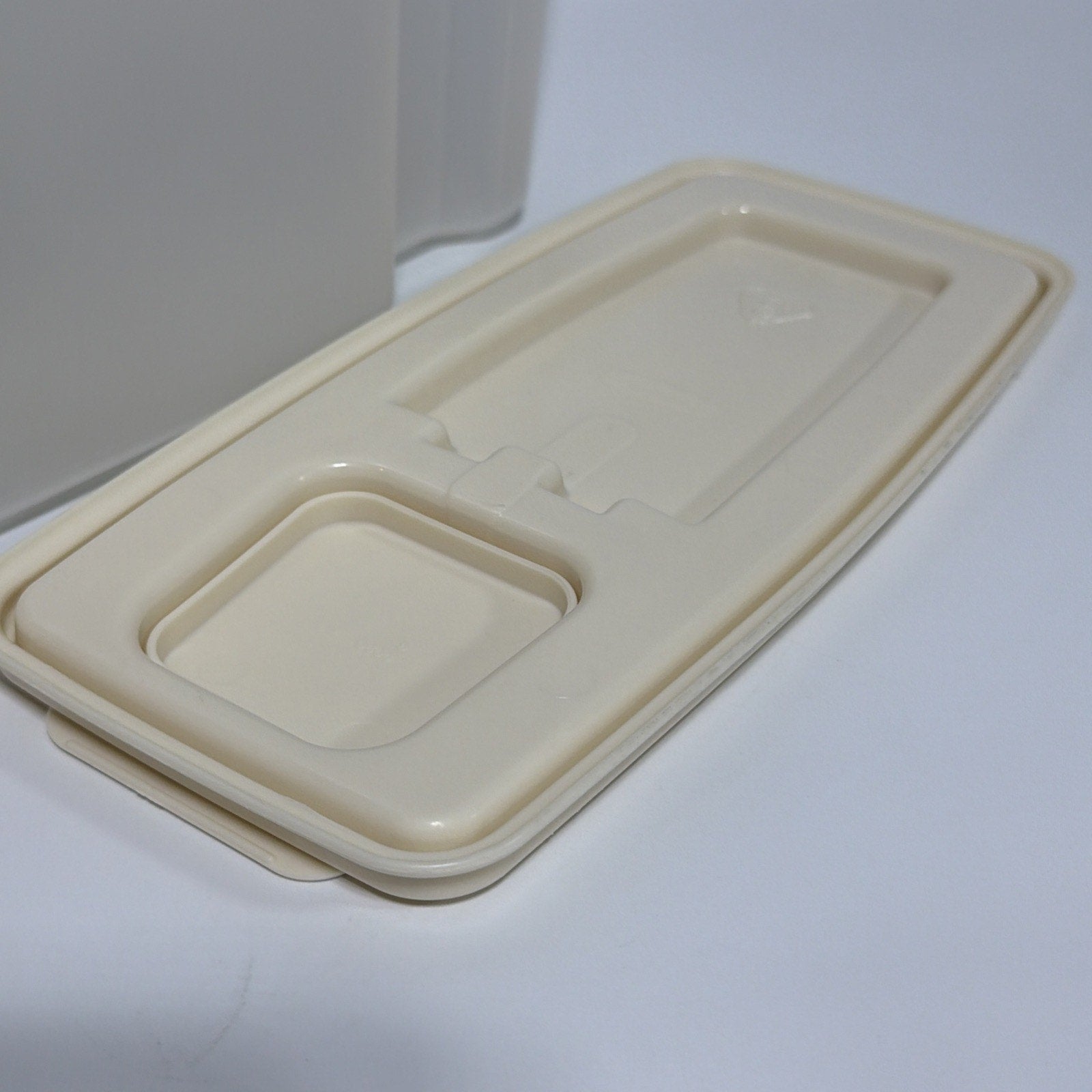 Vintage Rubbermaid Servin Saver #3 Cereal Keeper 13 Cup Almond Lid Flip Lid