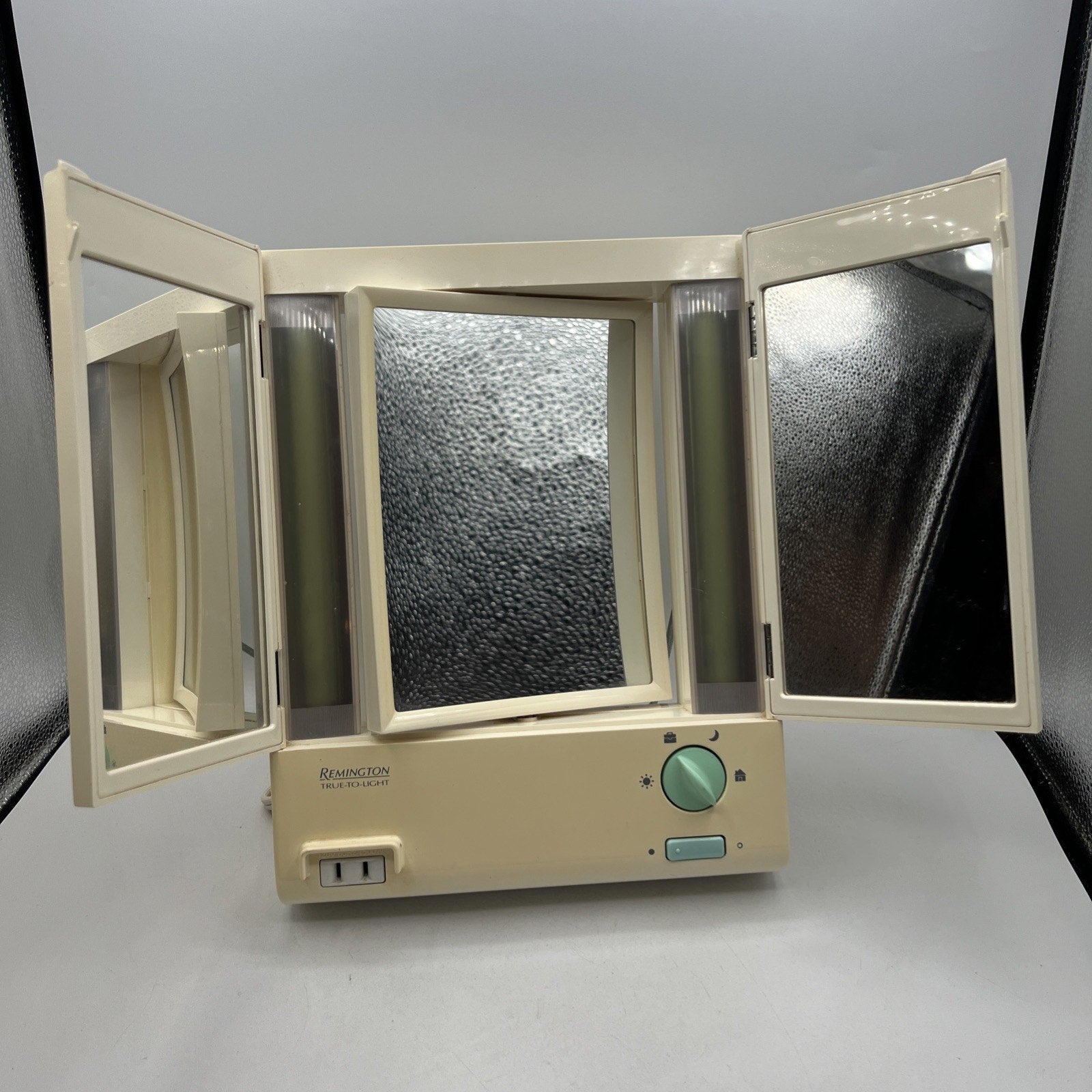 Vintage REMINGTON True to Light Make Up Mirror Magnifying Outlet Model LM-8