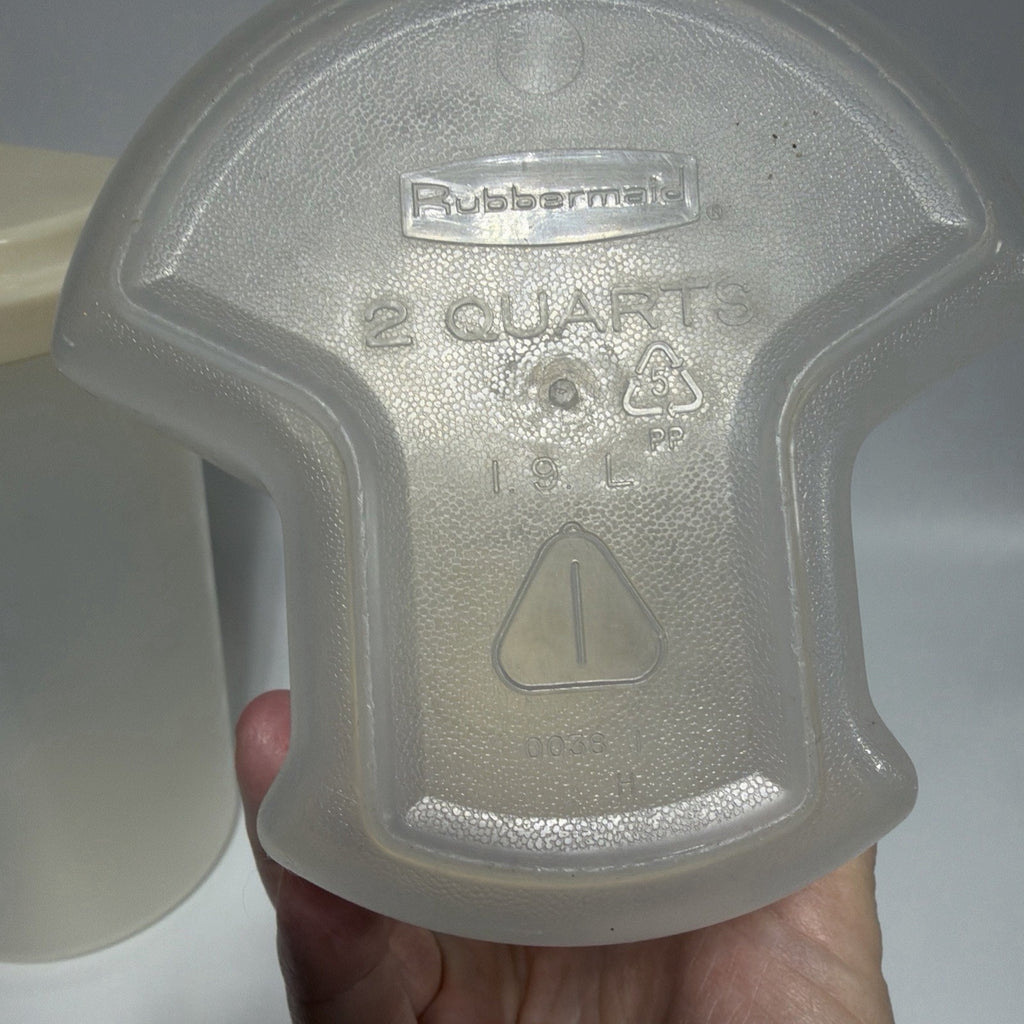 Set 2 Vintage Rubbermaid 0038 Servin Saver 2 Quart Pitcher Flip Top Lid Almond