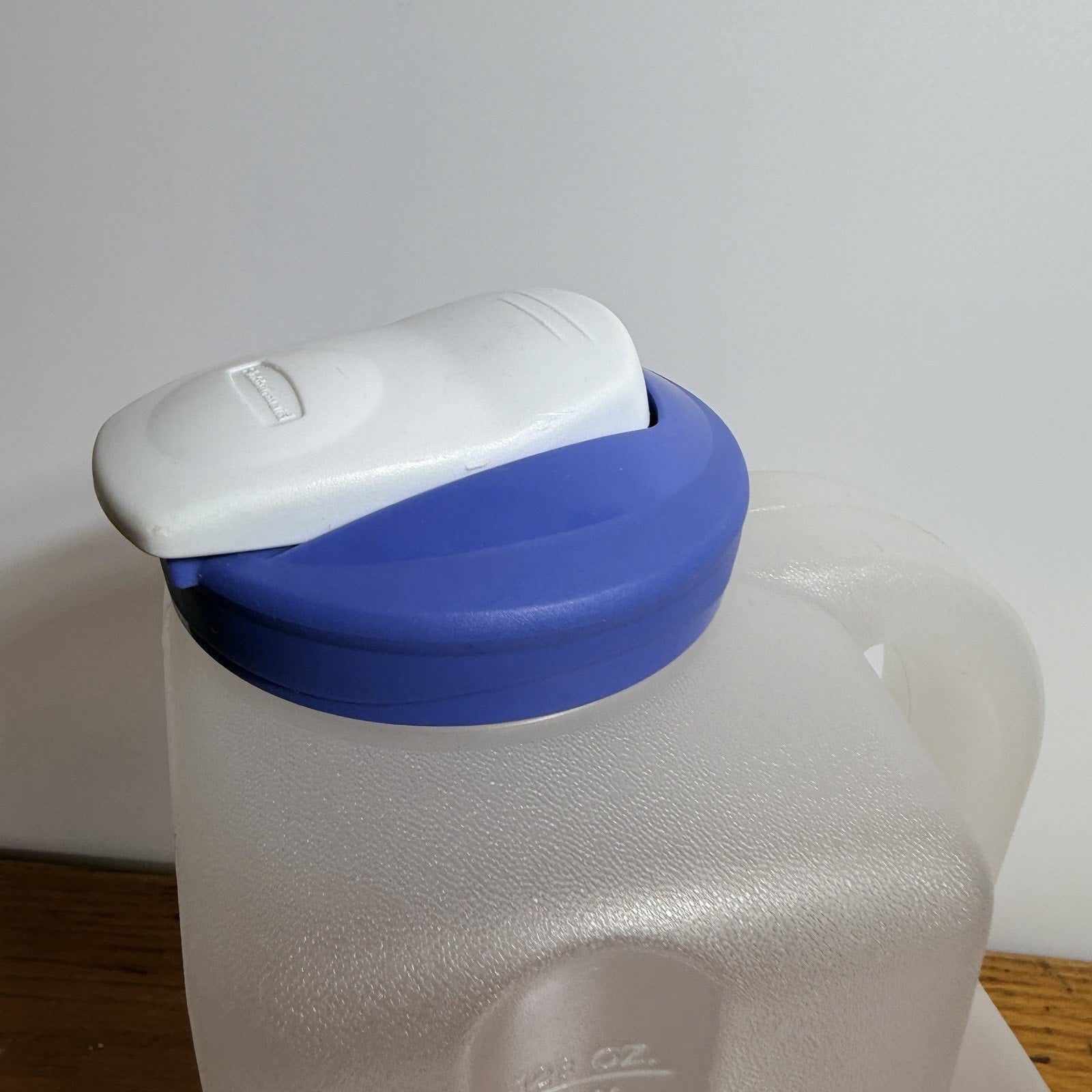 Rubbermaid Servin Saver Drink Jug Pitcher 1 Gallon 4 Qt Blue Snap Spout 0231