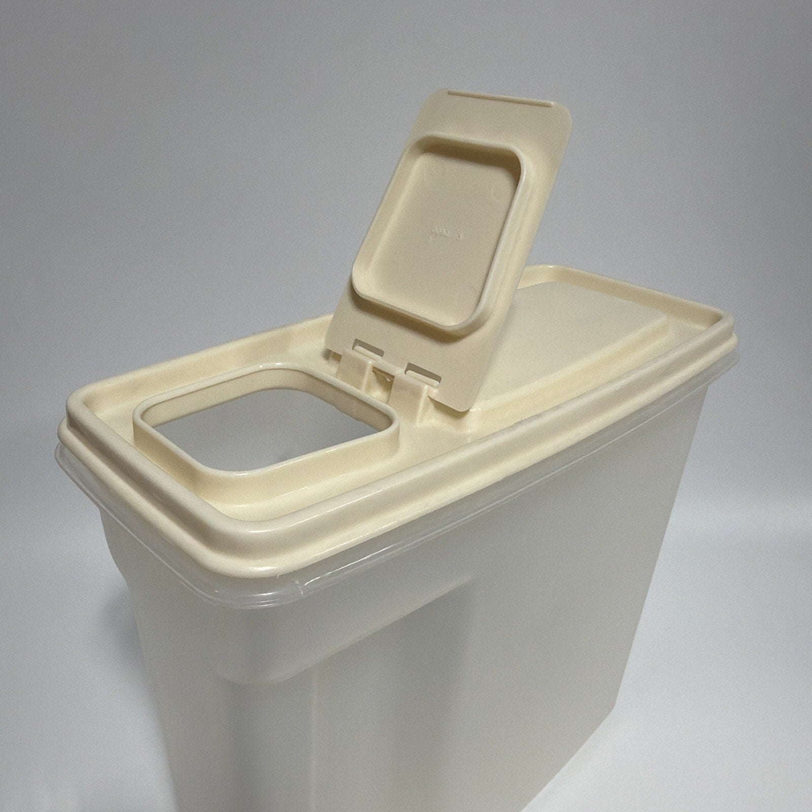 Vintage Rubbermaid Servin Saver #3 Cereal Keeper 13 Cup Almond Lid Flip Lid