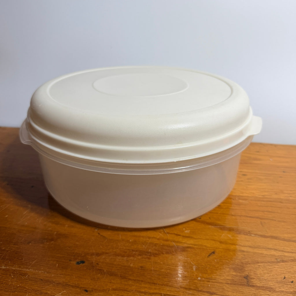Rubbermaid Servin' Saver #5 Large Round Storage Container 22 Cup Almond Lid