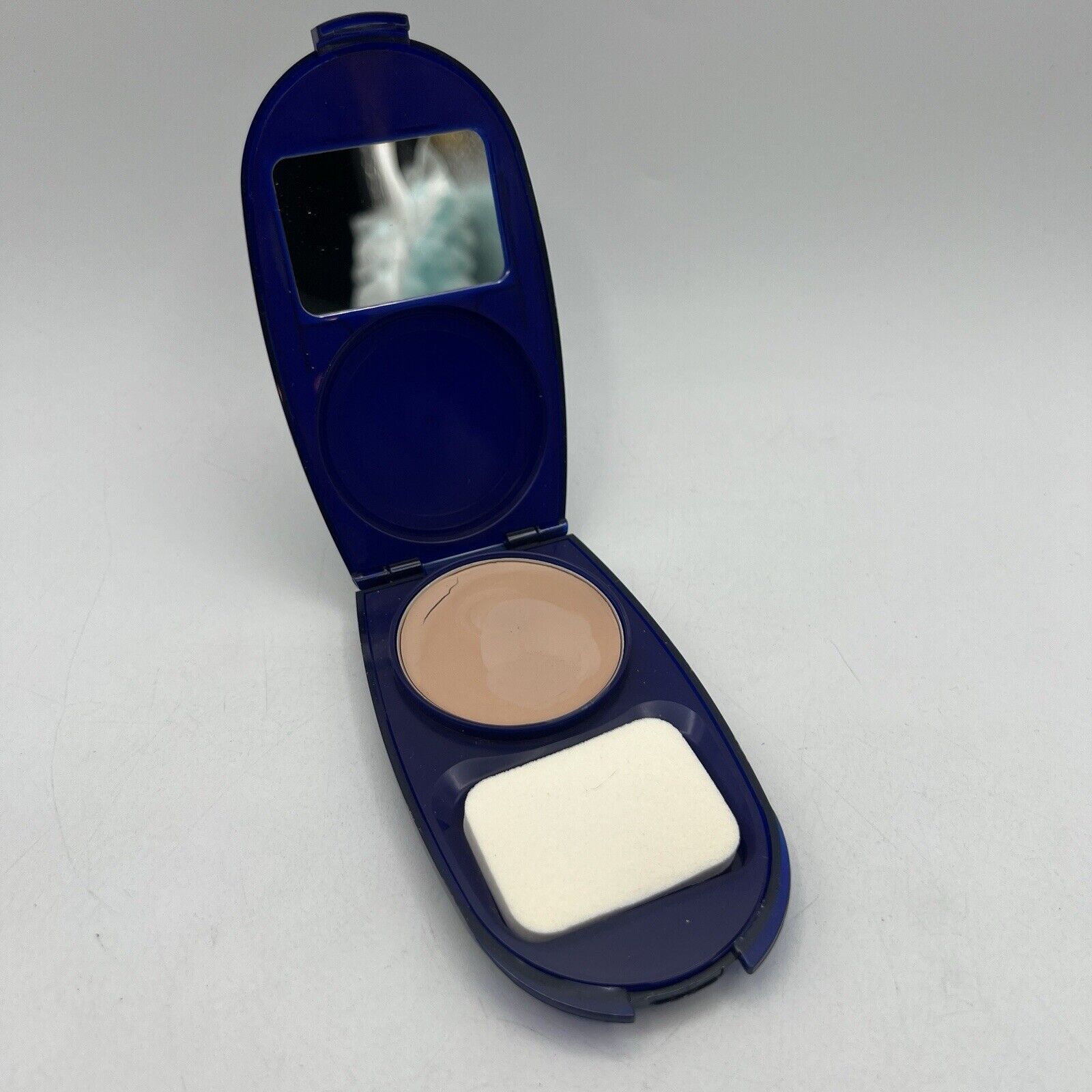 Covergirl Aqua Smooth Ivory Foundation Makeup NEW