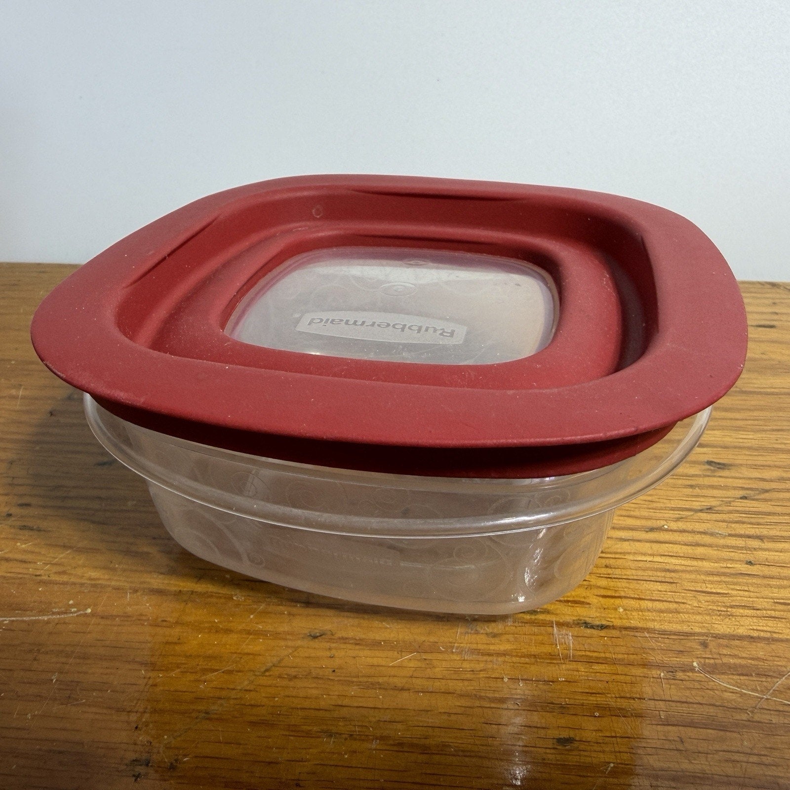 Rubbermaid Premier Storage Container 1.25 Cup Red Swirls Easy View Lid FG 7H74