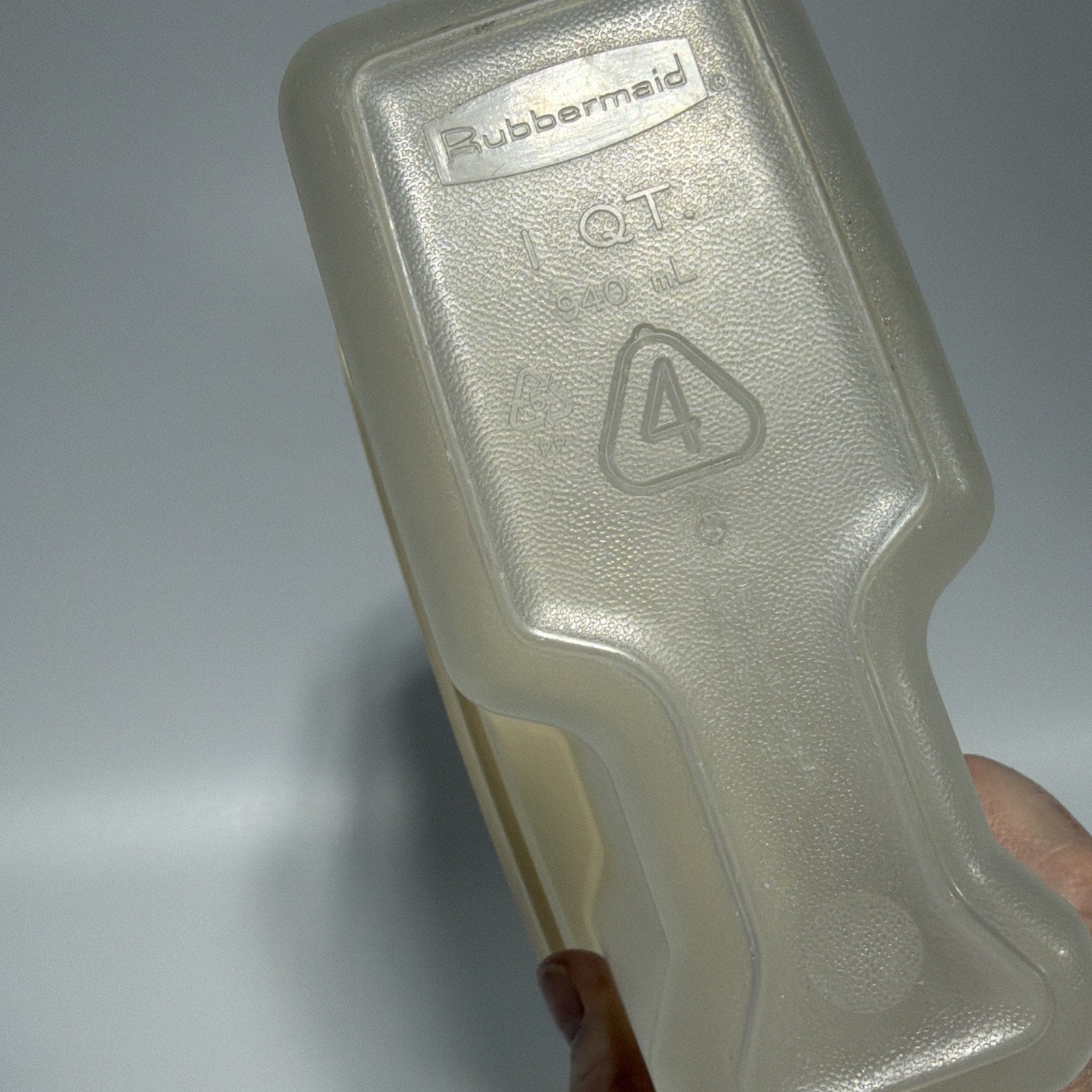 Vtg Small Rubbermaid #4 4 Cup Servin Saver Cereal Almond Snap Flip Lid 1 Quart
