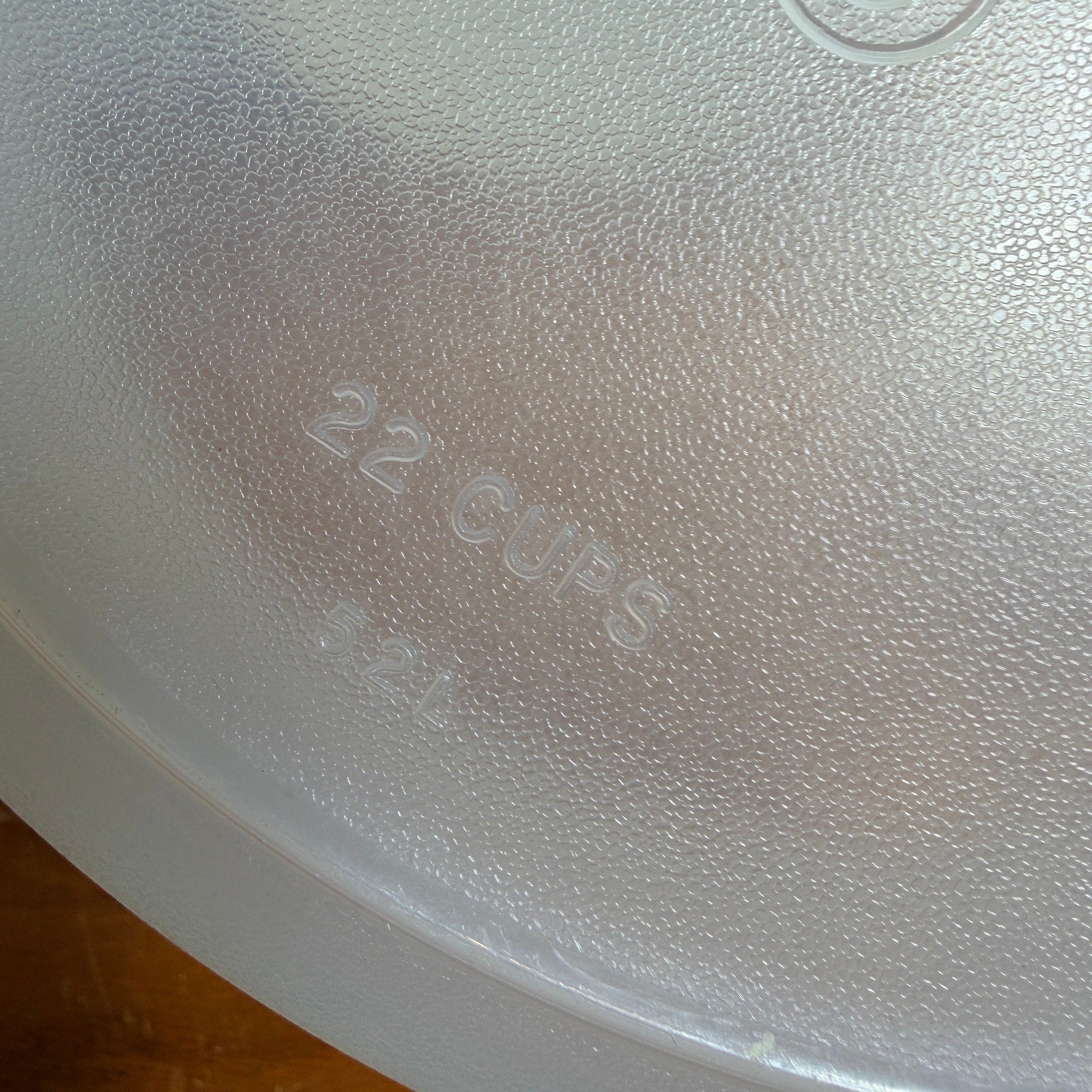 Rubbermaid Servin' Saver #5 Large Round Storage Container 22 Cup Almond Lid