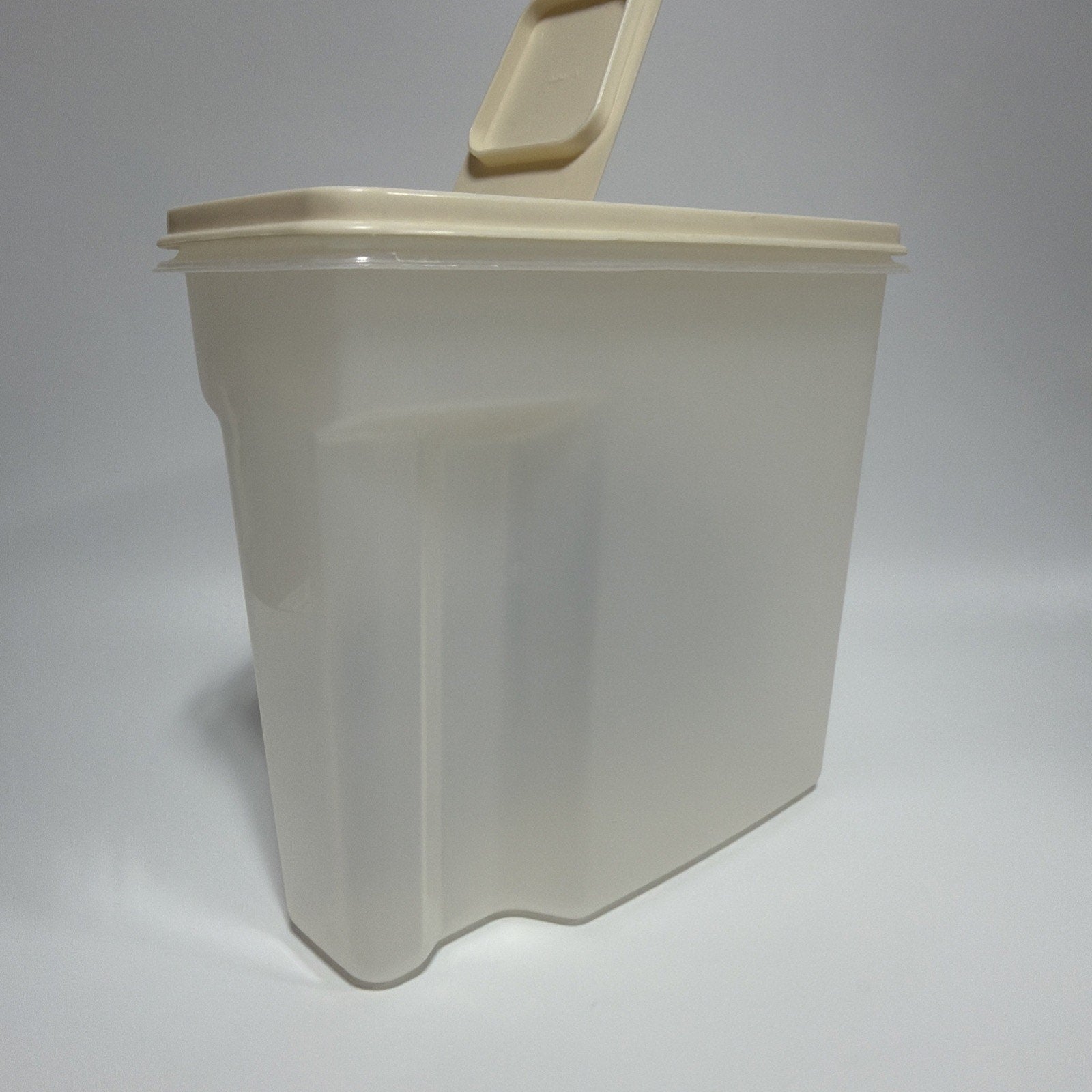 Vintage Rubbermaid Servin Saver #3 Cereal Keeper 13 Cup Almond Lid Flip Lid
