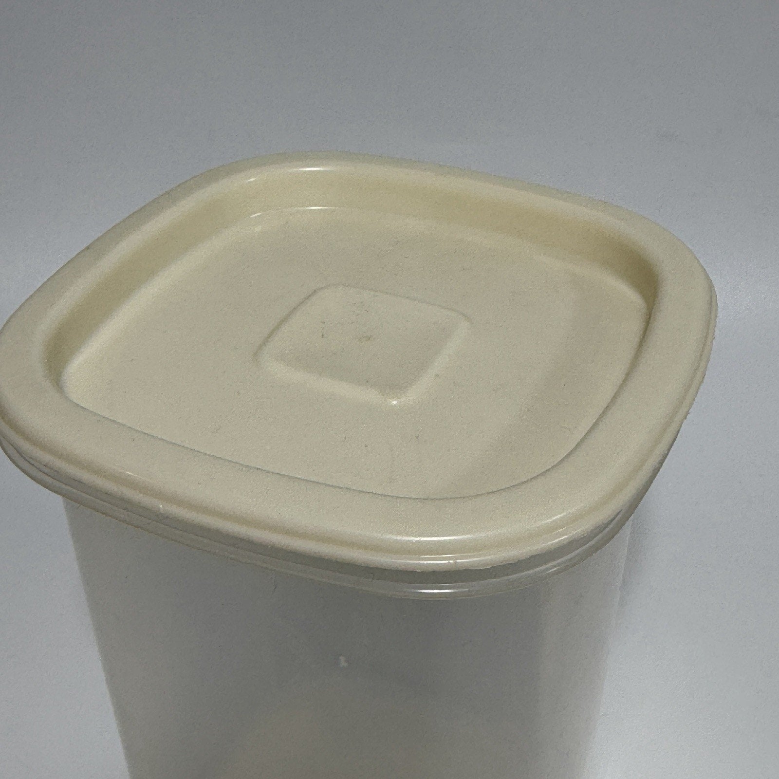 Vtg Rubbermaid #8 Servin Saver Canisters Clear Almond Lid 1.8 Pint Square
