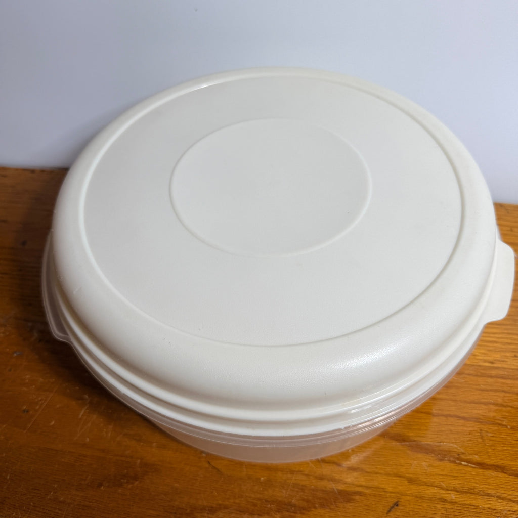 Rubbermaid Servin' Saver #5 Large Round Storage Container 22 Cup Almond Lid