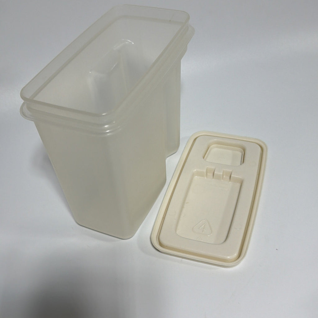 Vtg Small Rubbermaid #4 4 Cup Servin Saver Cereal Almond Snap Flip Lid 1 Quart