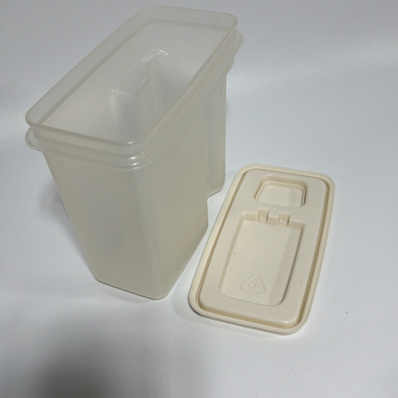 Vtg Small Rubbermaid #4 4 Cup Servin Saver Cereal Almond Snap Flip Lid 1 Quart