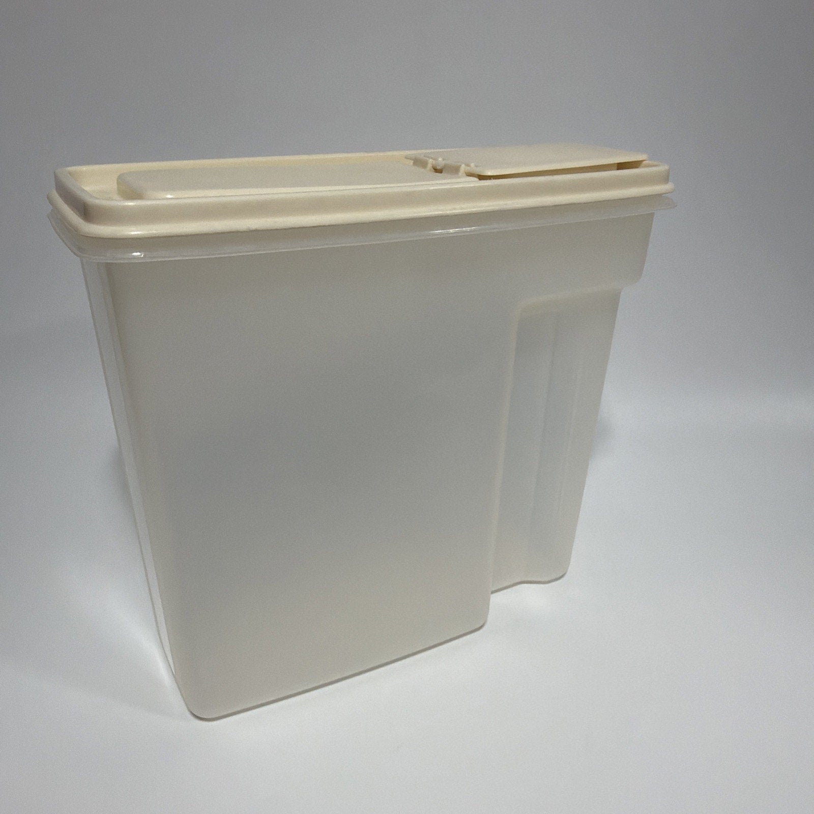 Vintage Rubbermaid Servin Saver #3 Cereal Keeper 13 Cup Almond Lid Flip Lid