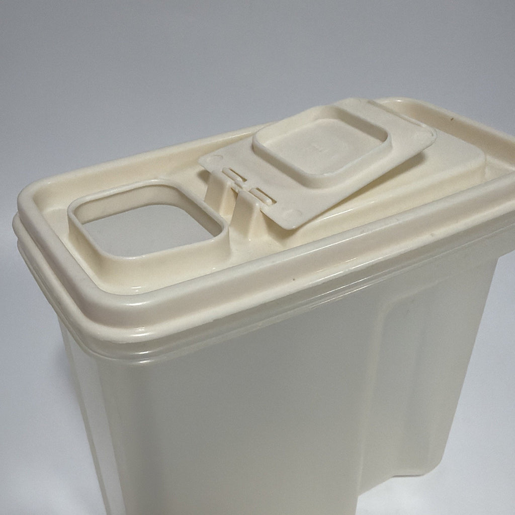 Vtg Small Rubbermaid #4 4 Cup Servin Saver Cereal Almond Snap Flip Lid 1 Quart