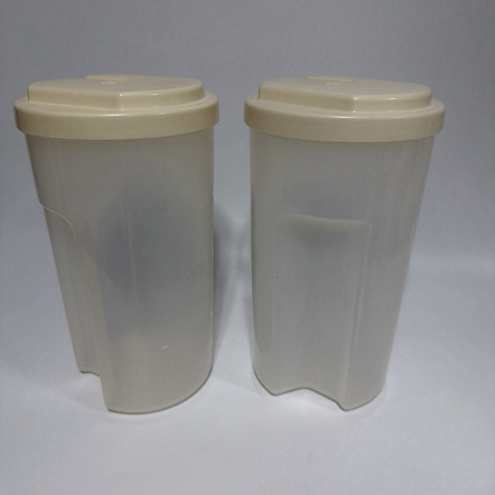 Set 2 Vintage Rubbermaid 0038 Servin Saver 2 Quart Pitcher Flip Top Lid Almond
