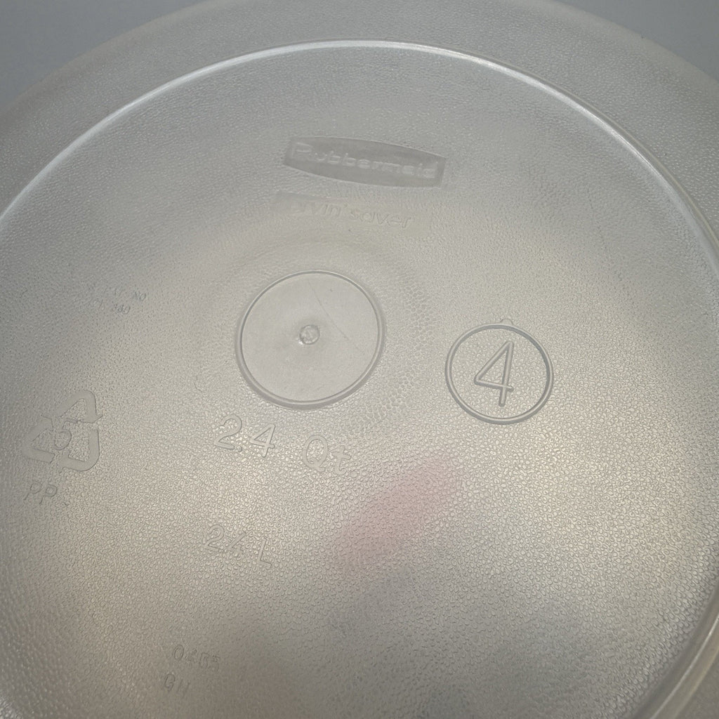 2 Rubbermaid Servin Saver #2 Storage Container Round Almond Lid 1.7 pt 0433