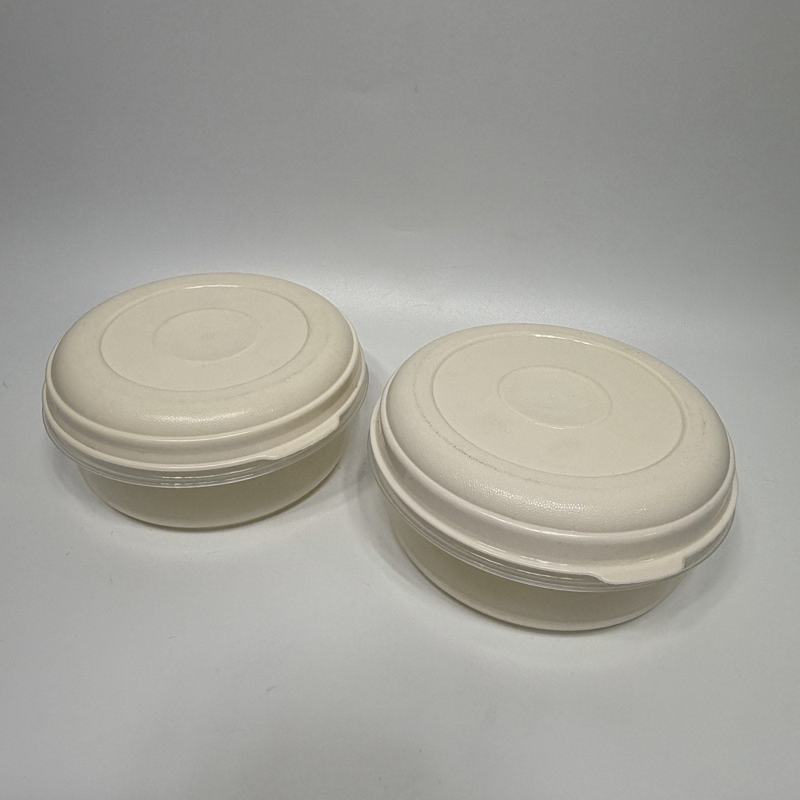 2 Rubbermaid Servin Saver #2 Storage Container Round Almond Lid 1.7 pt 0433