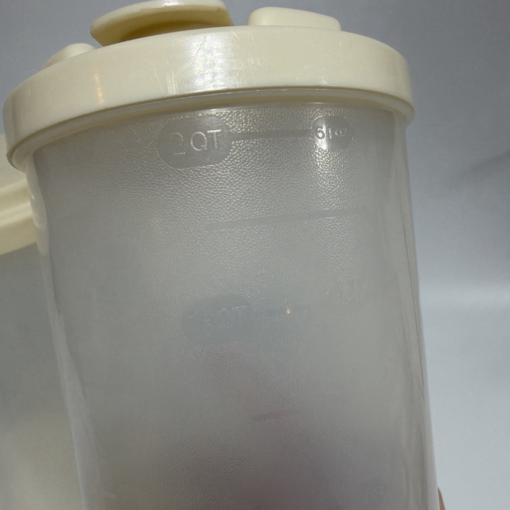 Set 2 Vintage Rubbermaid 0038 Servin Saver 2 Quart Pitcher Flip Top Lid Almond