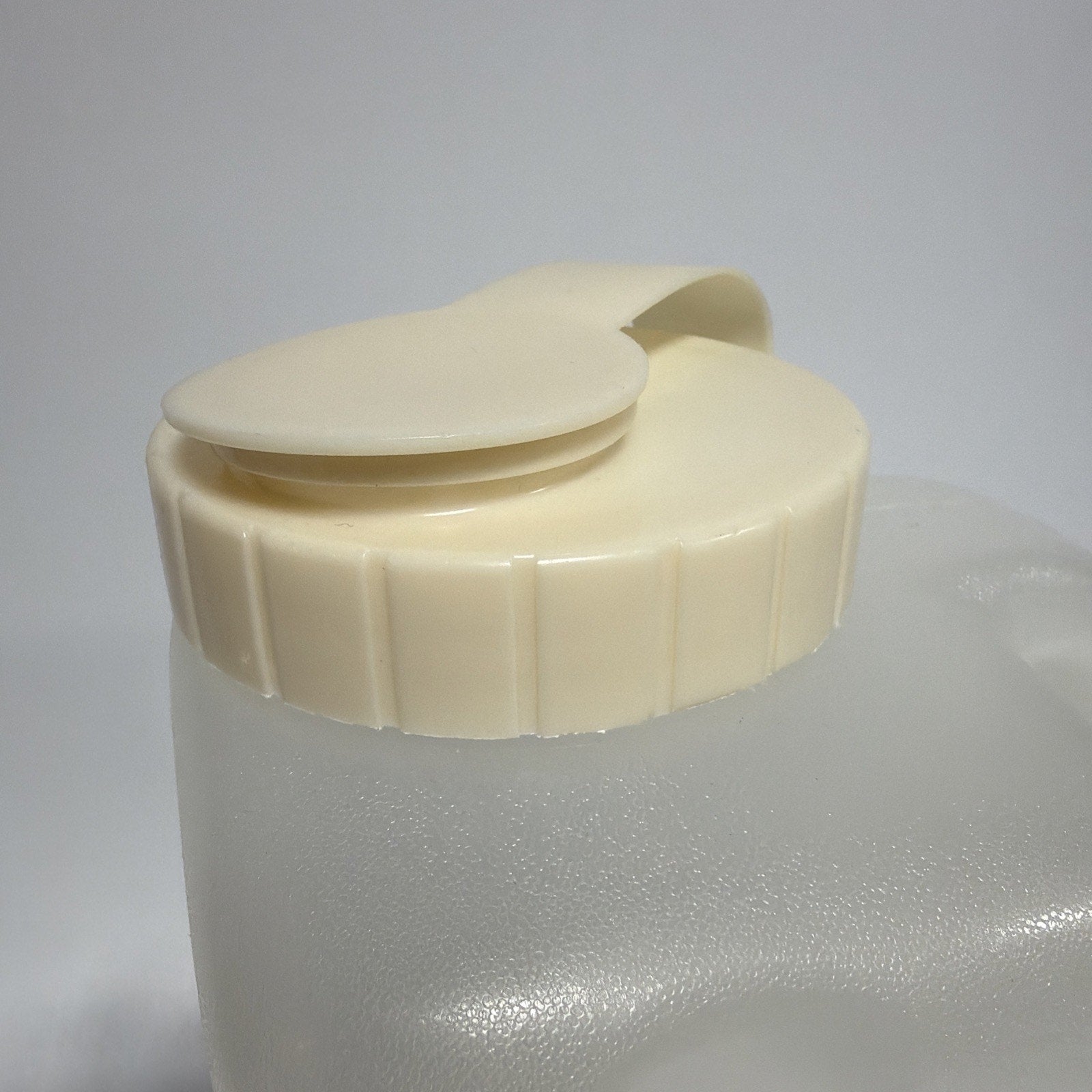Vtg Rubbermaid Servin Saver 1 Gallon 4 Qt Jug Pitcher Flip Top Almond Lid 0231