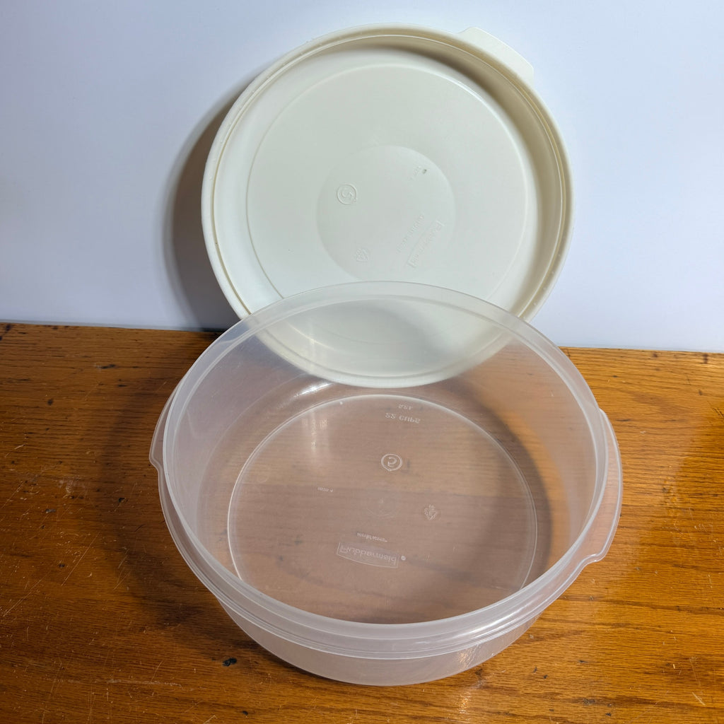 Rubbermaid Servin' Saver #5 Large Round Storage Container 22 Cup Almond Lid