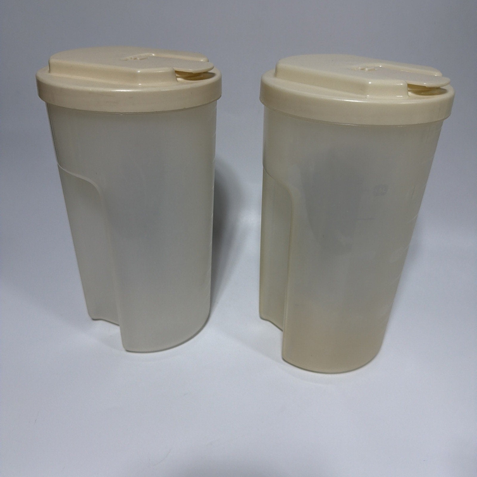 Set 2 Vintage Rubbermaid 0038 Servin Saver 2 Quart Pitcher Flip Top Lid Almond