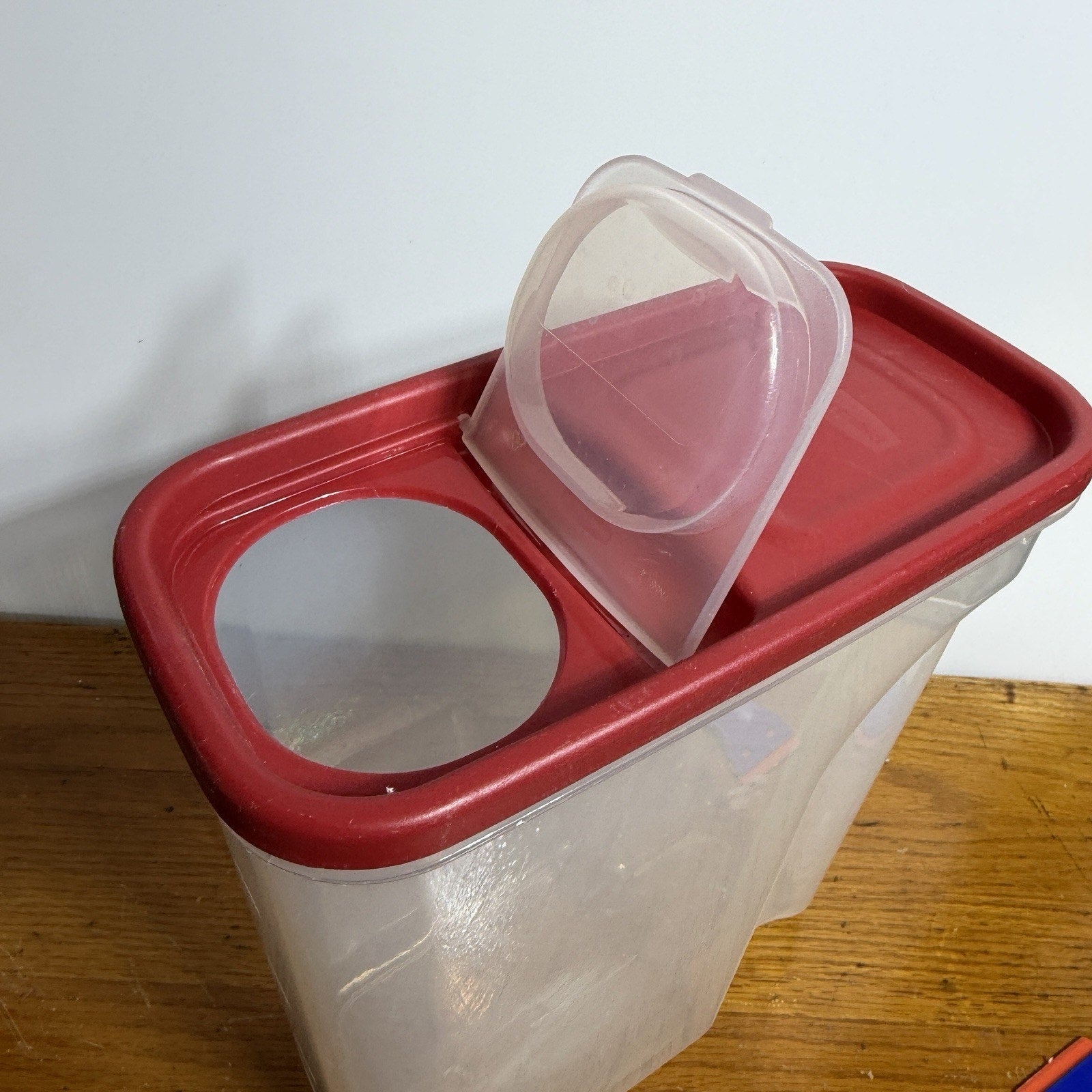 Rubbermaid 18.7 Cup Red Flip Top Storage Containers Cereal BPA Free USA