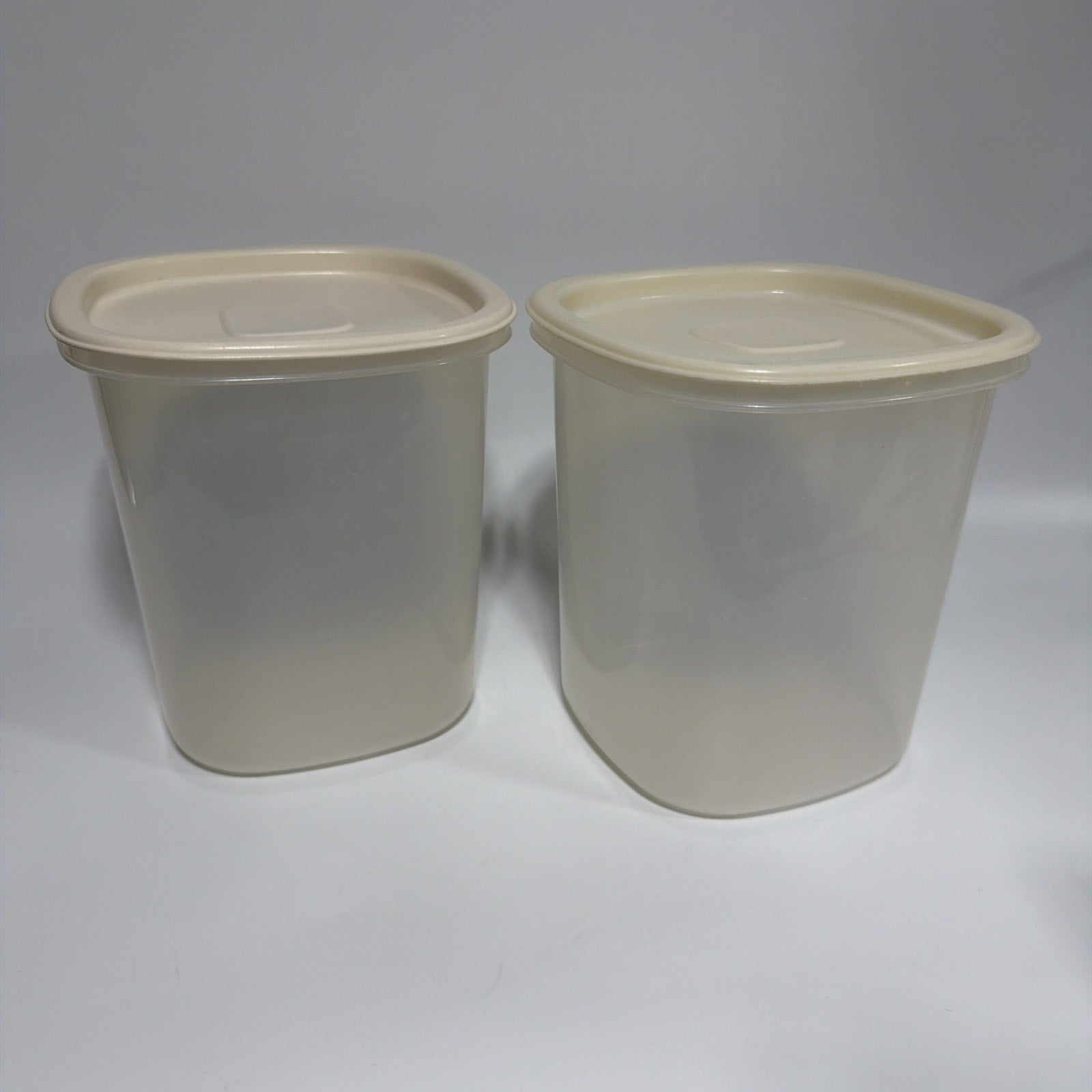 Set 2 Rubbermaid #6 Servin Saver Square 12 Cup Storage Canisters Almond Lids