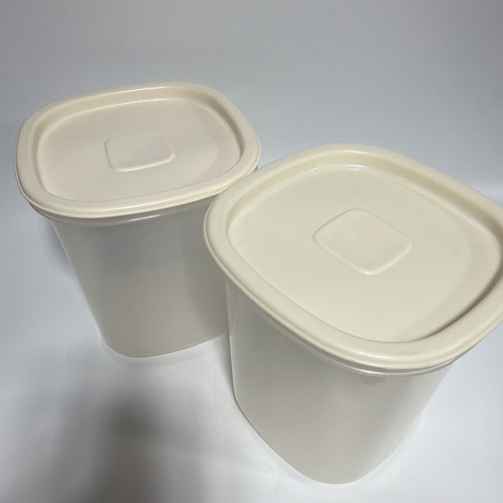 Set 2 Rubbermaid #6 Servin Saver Square 12 Cup Storage Canisters Almond Lids