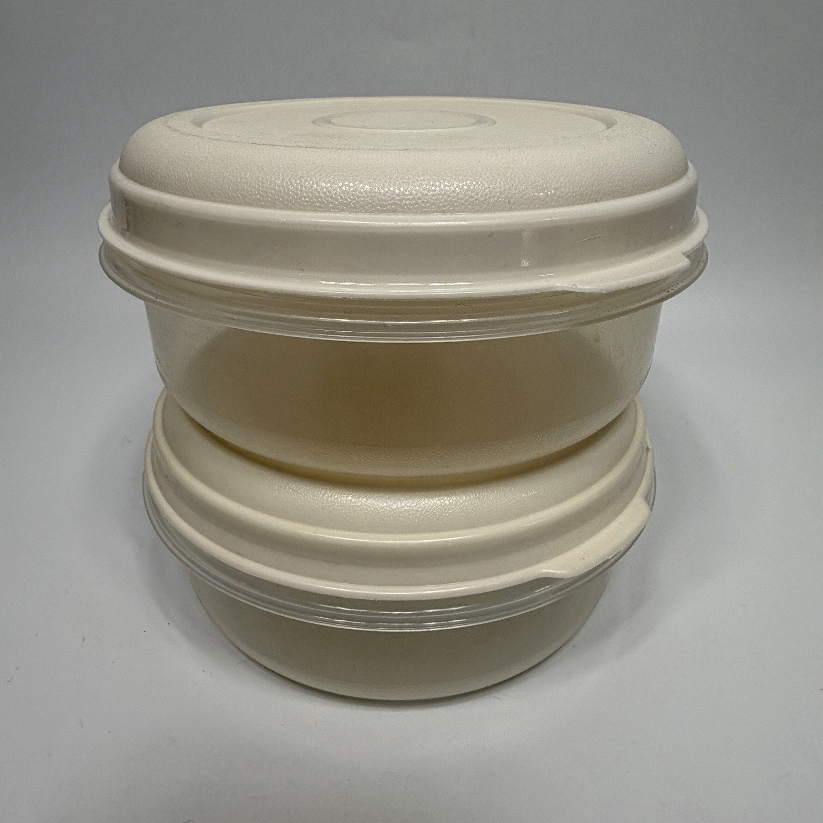 2 Rubbermaid Servin Saver #2 Storage Container Round Almond Lid 1.7 pt 0433