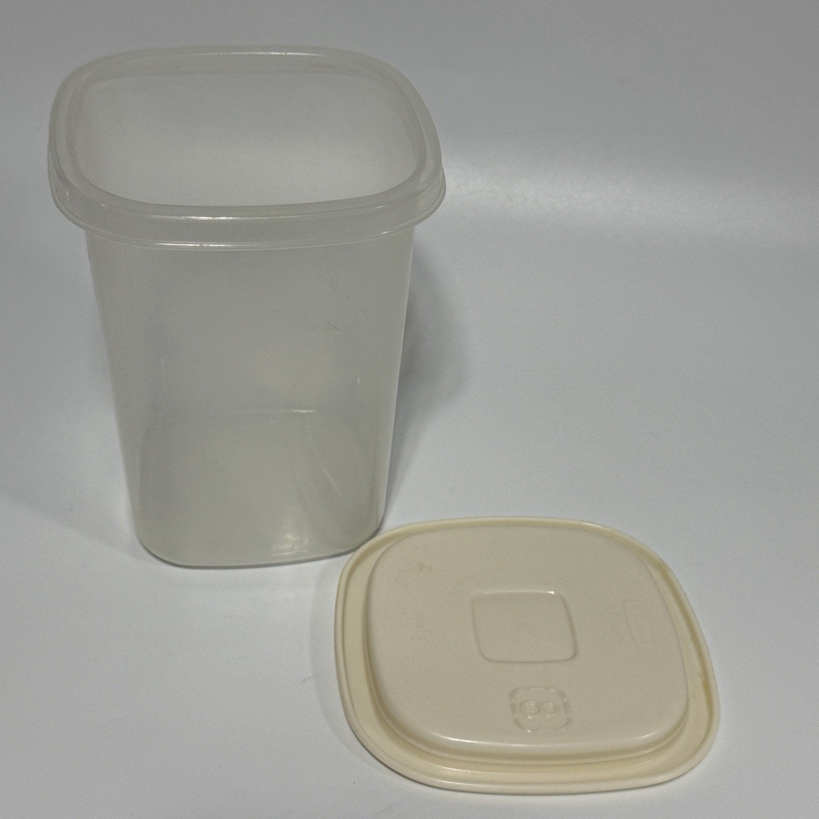Vtg Rubbermaid #8 Servin Saver Canisters Clear Almond Lid 1.8 Pint Square