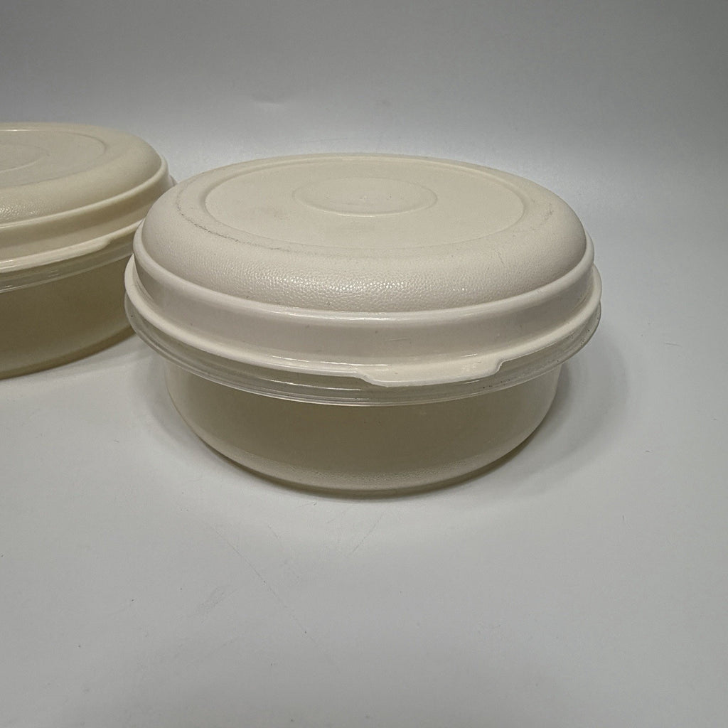 2 Rubbermaid Servin Saver #2 Storage Container Round Almond Lid 1.7 pt 0433