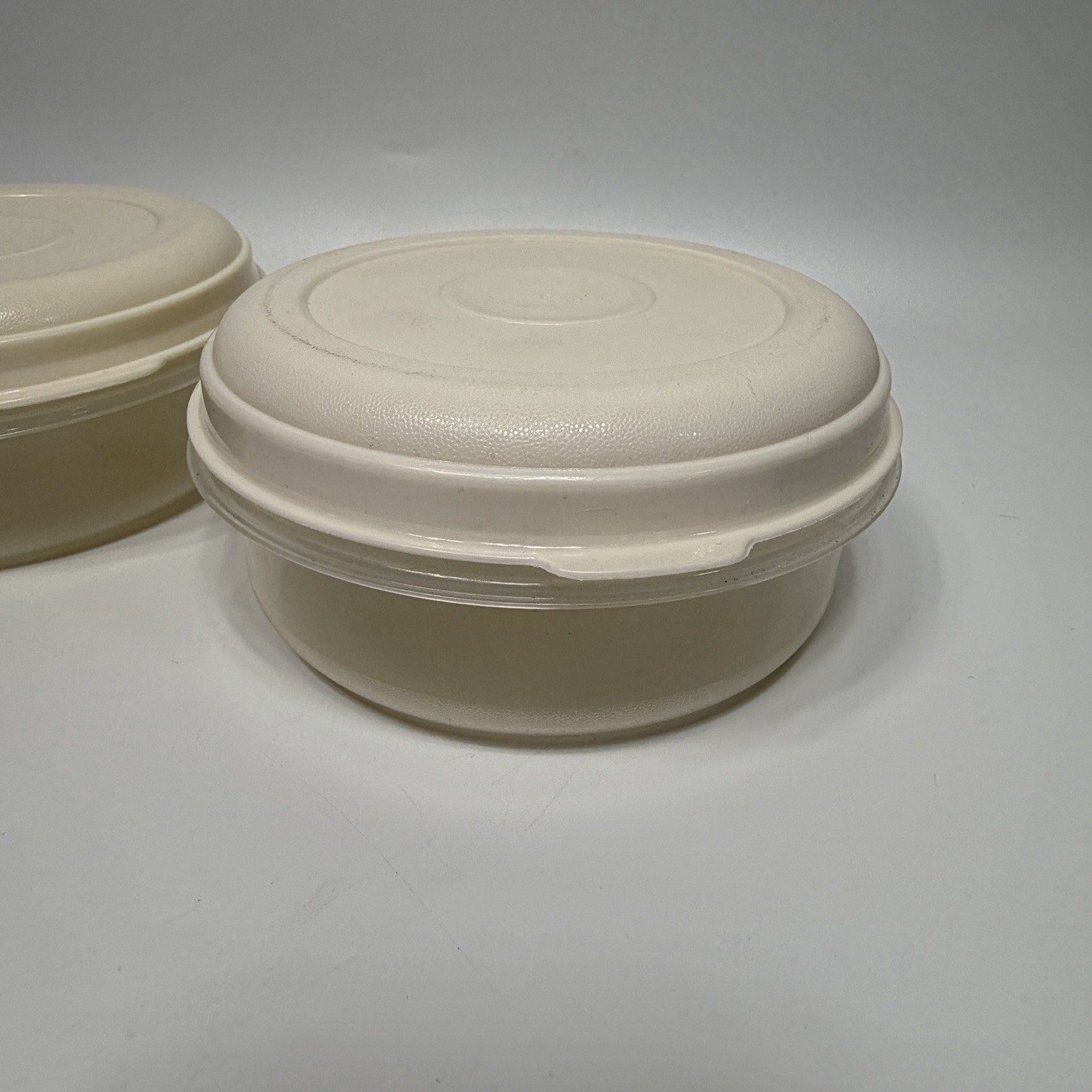 2 Rubbermaid Servin Saver #2 Storage Container Round Almond Lid 1.7 pt 0433