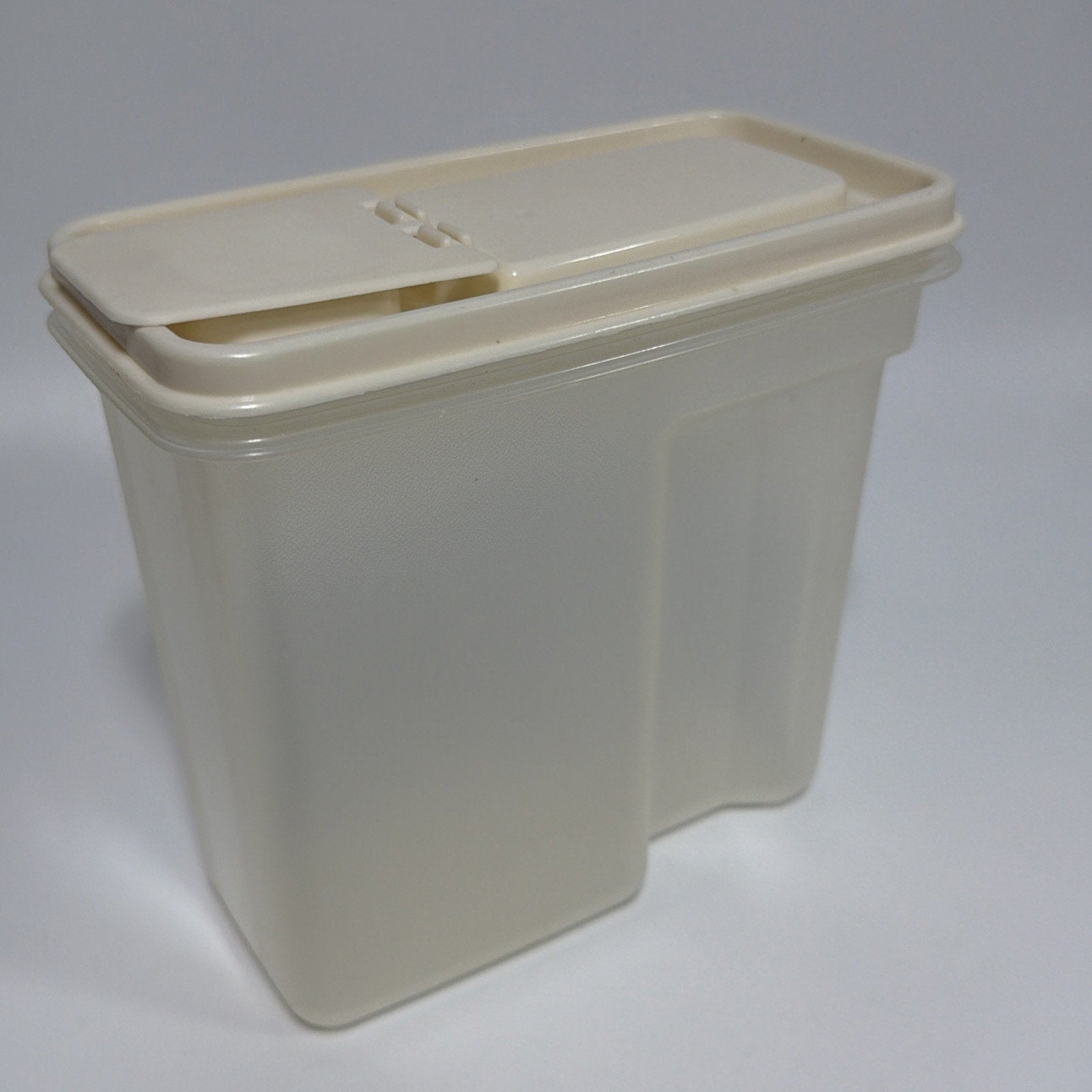 Vtg Small Rubbermaid #4 4 Cup Servin Saver Cereal Almond Snap Flip Lid 1 Quart